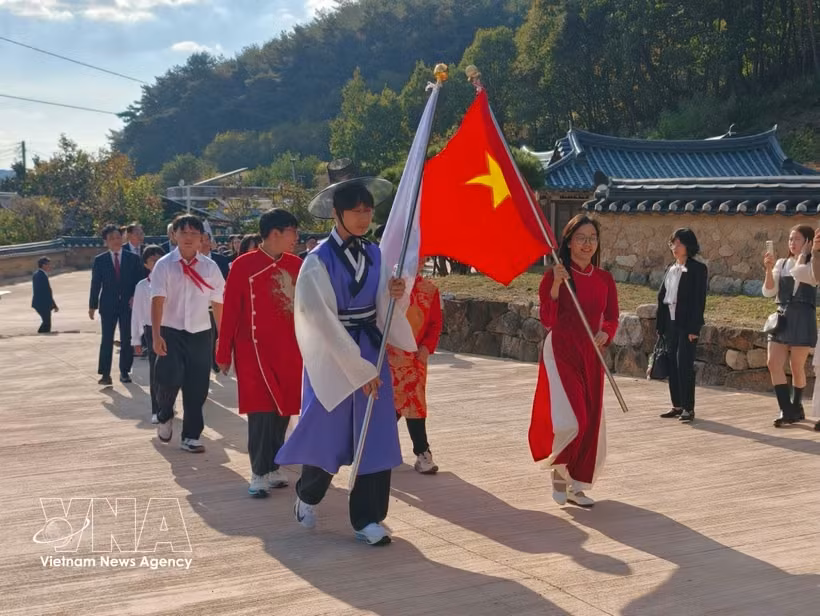 活动期间举行全长250米的“龙之路”巡游。图自越通社