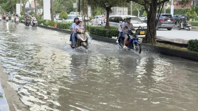 胡志明市下班高峰时段可能出现强降雨，导致局部地区受淹。图：坚强
