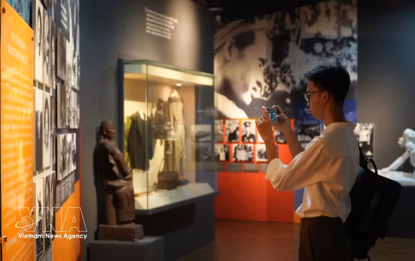 游客扫描二维码，体验“钢笔、丹心”展览的数字化展示。该技术突破物理空间的限制，打造多维、鲜活且富有创新性的互动体验空间。图片来源：越通社