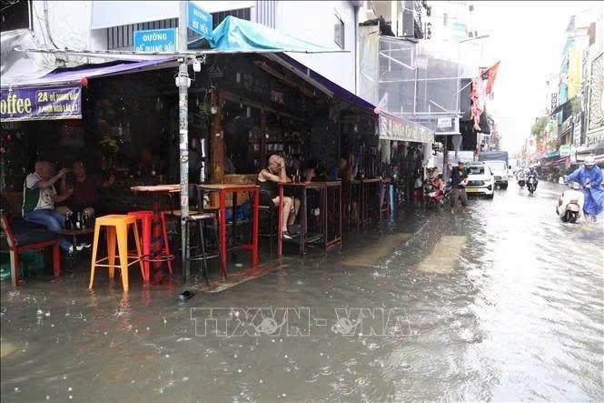 10月6日中午，裴援街与杜光斗街路口的一家店铺因道路积水，雨水从街道倒灌入店内。