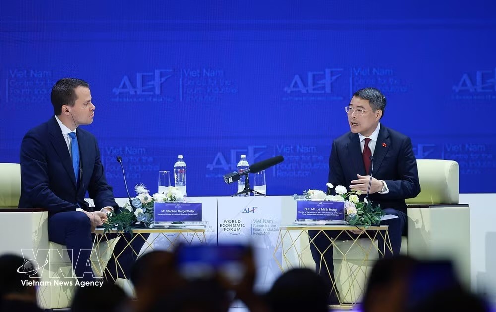 越南政府总理黎明兴与世界经济论坛（WEF）执行董事斯特凡·梅根塔勒进行对话。图自越通社