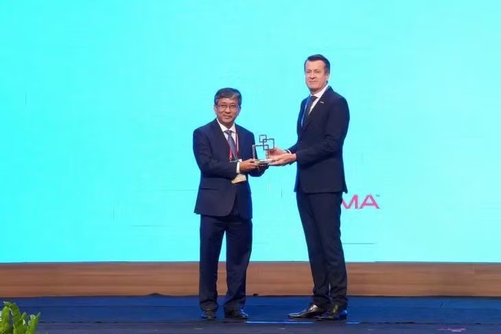 越南科学技术部代表越南政府接受由全球移动通信系统协会（GSMA）颁发的2026年政府领导力奖。 图自suckhoedoisong.vn