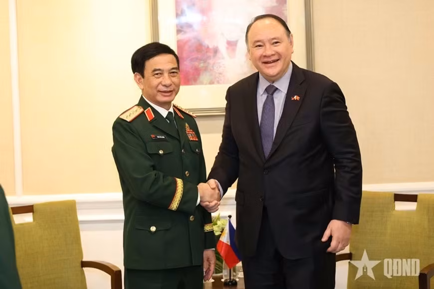 dai-tuong-phan-van-giang-gap-song-phuong-bo-truong-bo-quoc-phong-philippines-gilberto-teodoro-photo-bao-quan-doi-nhan-dan-3.jpg