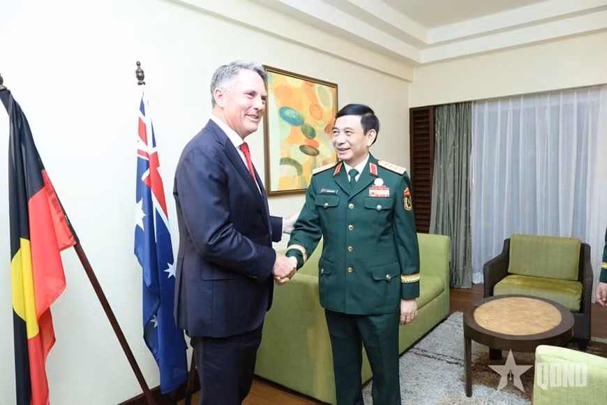dai-tuong-phan-van-giang-gap-song-phuong-pho-thu-tuong-kiem-bo-truong-bo-quoc-phong-australia-richard-marles-photo-bao-quan-doi-nhan-dan.jpg