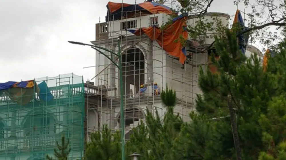 Phạt 40 triệu đồng, đình chỉ xây dựng công trình trong khách sạn Dalat Palace ảnh 1