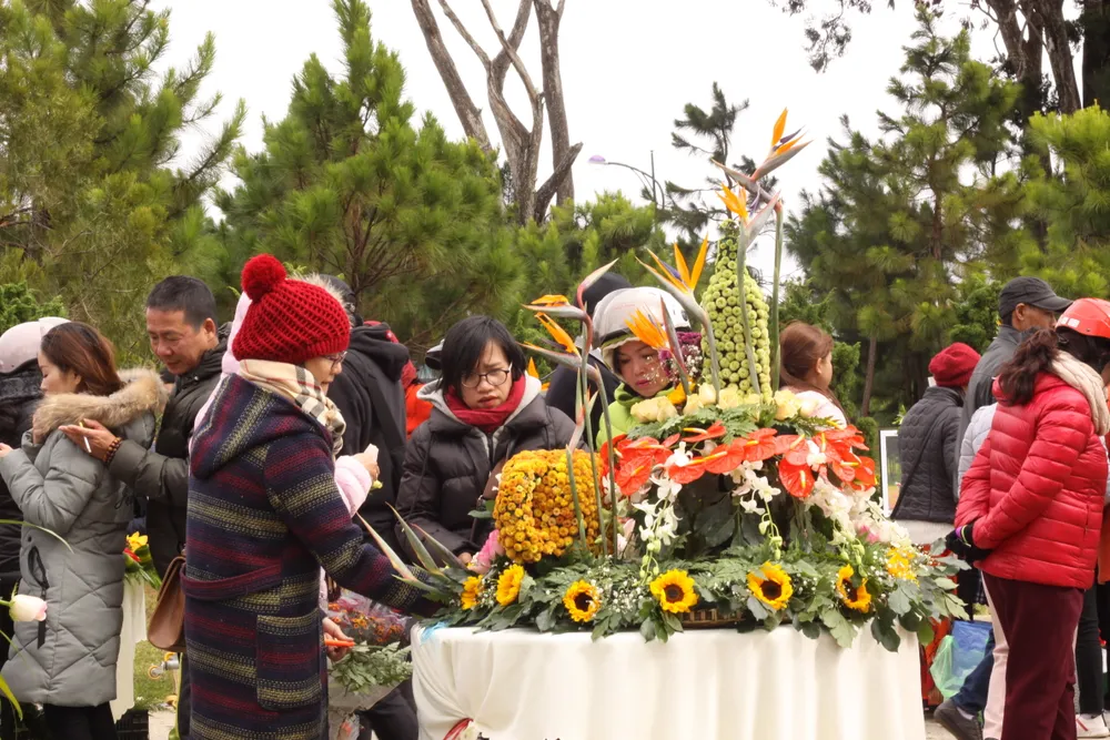 Người dân Đà Lạt và du khách trổ tài cắm hoa ảnh 10