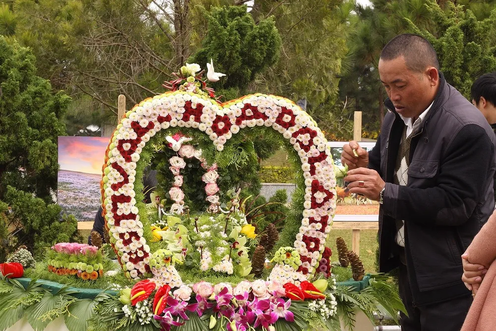 Người dân Đà Lạt và du khách trổ tài cắm hoa ảnh 9