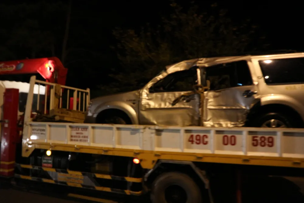 Xe hơi chở 5 người lao xuống hồ Xuân Hương trong đêm ảnh 3