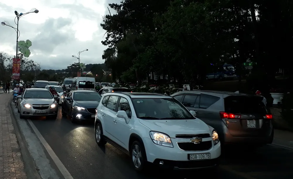 Tối mồng 3 Tết, nhích từng li vào trung tâm Đà Lạt ảnh 2