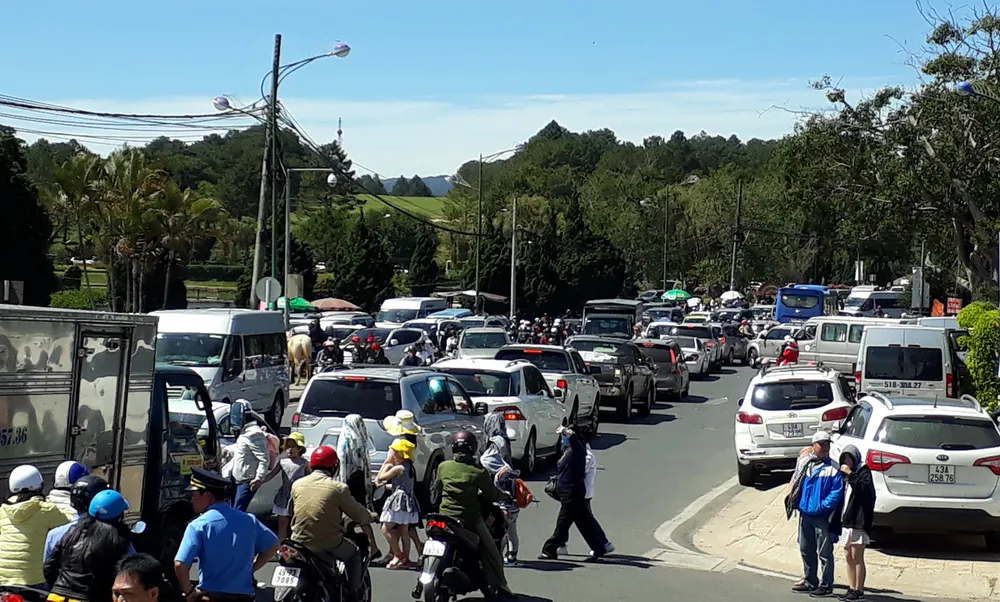 Khách du xuân bằng ô tô tăng mạnh, Đà Lạt liên tục bị kẹt xe ảnh 8