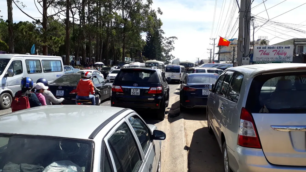 Khách du xuân bằng ô tô tăng mạnh, Đà Lạt liên tục bị kẹt xe ảnh 11