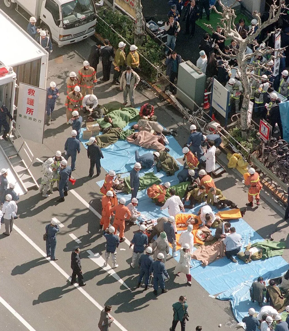 Nhật Bản tử hình thủ lĩnh giáo phái tận thế tấn công tàu điện ngầm Tokyo bằng khí độc sarin ảnh 2