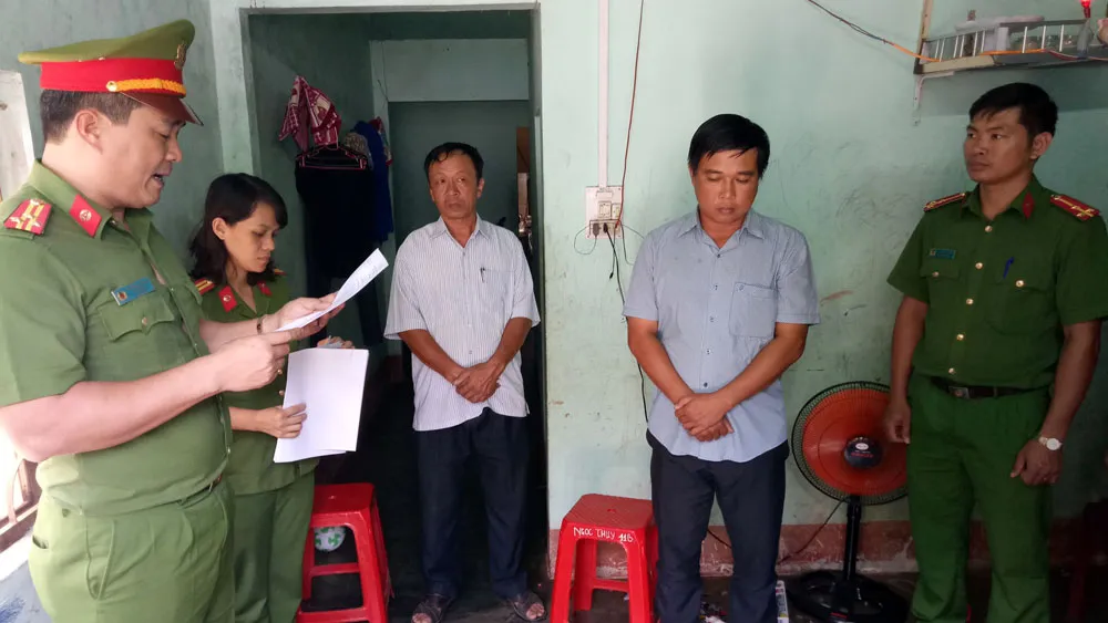 Công an đang đọc lệnh bắt đối với ông Lê Sơn