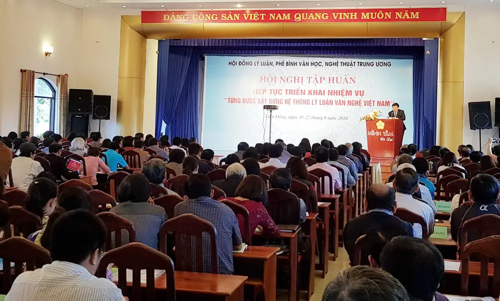 Nâng cao trình độ về lý luận văn học, nghệ thuật ảnh 1