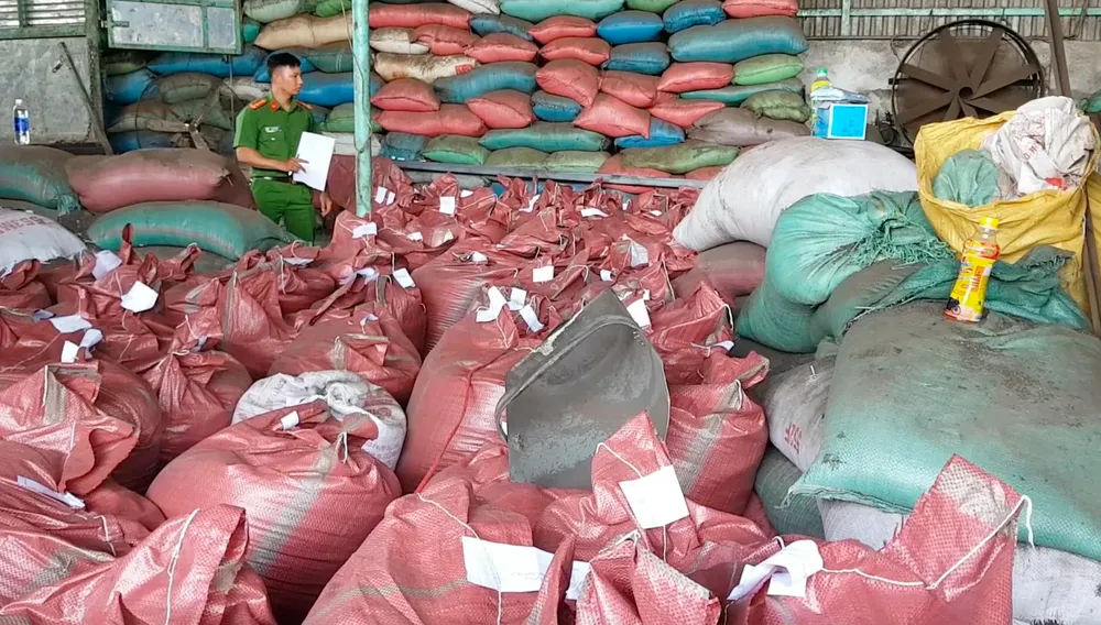 Truy tố 5 bị can trong vụ tiêu "pin" ảnh 2