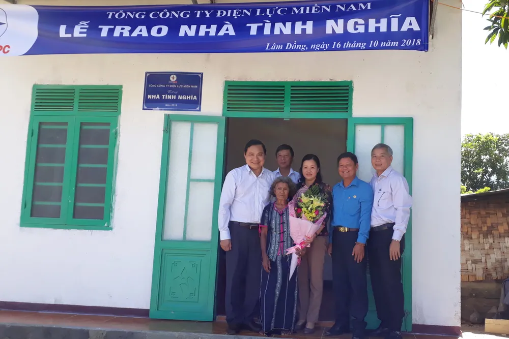 Trao nhà tình nghĩa cho gia đình ông Cơ Liêng K'SRang, thông 1, xã Đạ Long, huyện Đam Rông