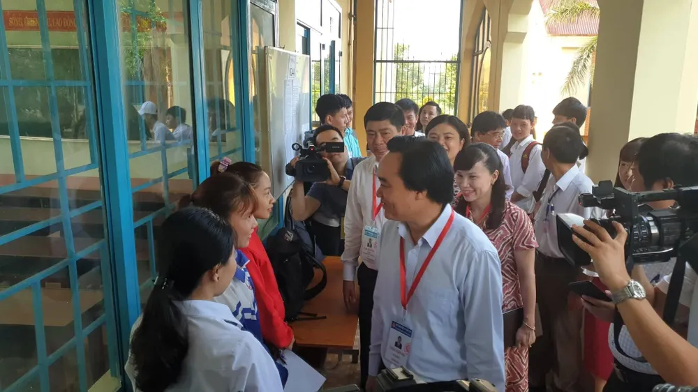 Bộ trưởng Bộ GD-ĐT kiểm tra kỳ thi THPT quốc gia 2019 tại Đắk Lắk ảnh 1