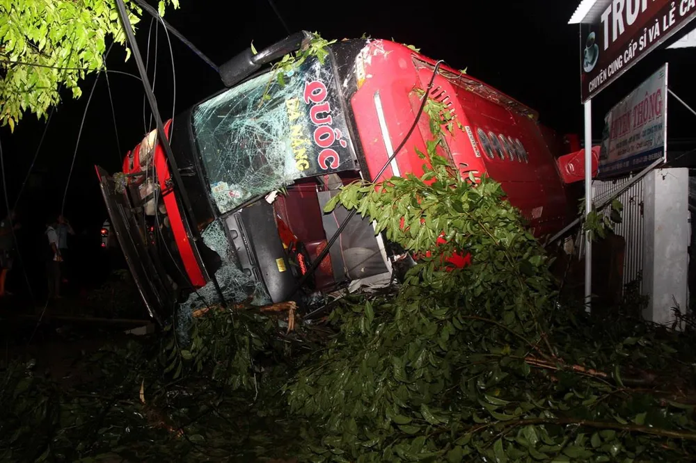 Chiếc xe lật nghiêng cạnh nhà dân bên quốc lộ