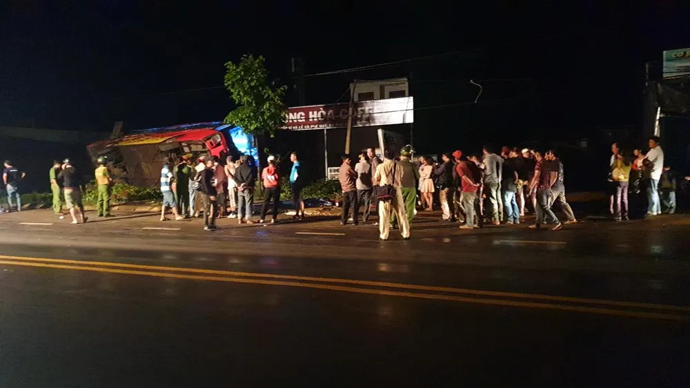 Lật xe khách lúc rạng sáng, 1 người chết, hơn 10 người bị thương  ảnh 1