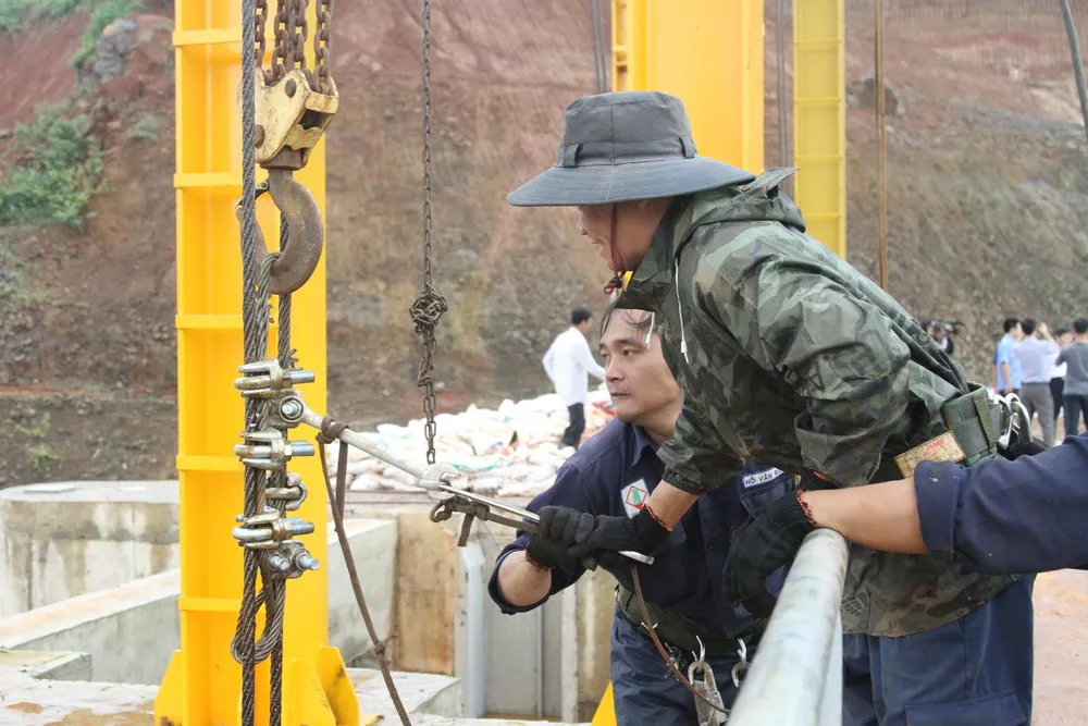 Thủy điện Đắk Kar: Mực nước giảm nhưng chưa xử lý được sự cố kẹt van xả ảnh 2