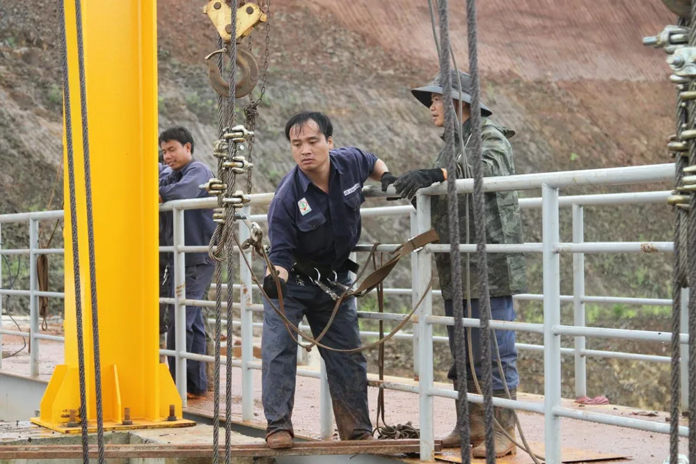 Thủy điện Đắk Kar: Mực nước giảm nhưng chưa xử lý được sự cố kẹt van xả ảnh 3