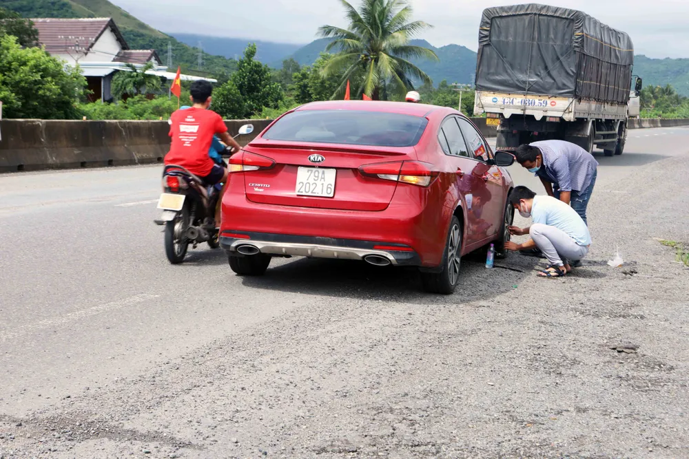 Quốc lộ 1A đoạn qua tỉnh Khánh Hòa đầy “ổ gà”, “ổ voi” ảnh 1