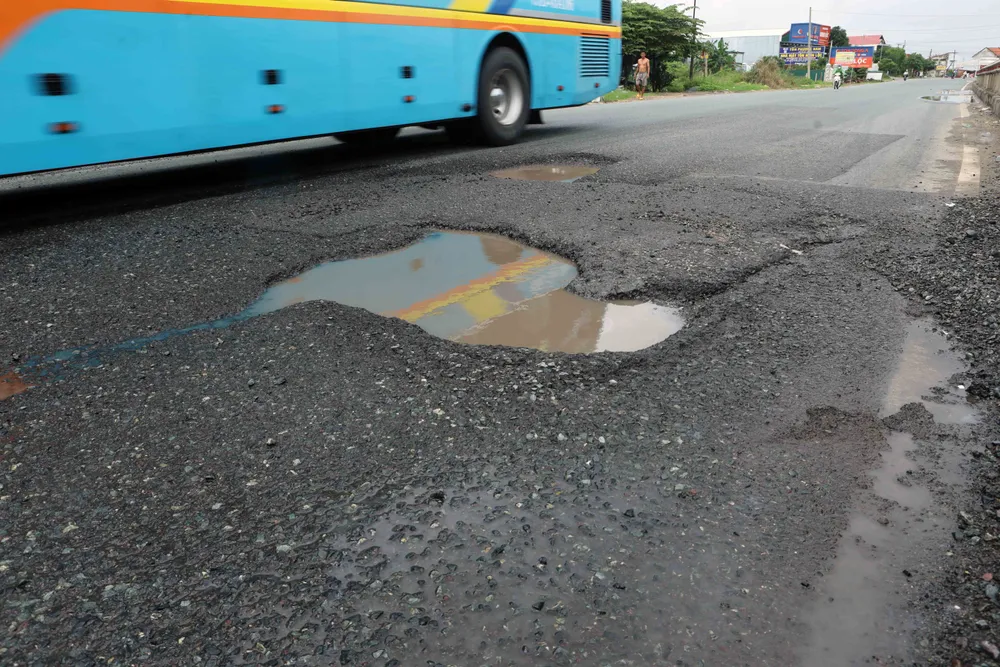 Quốc lộ 1A đoạn qua tỉnh Khánh Hòa đầy “ổ gà”, “ổ voi” ảnh 4