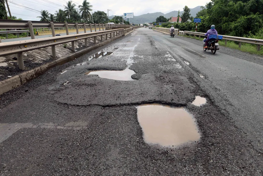 Quốc lộ 1A đoạn qua tỉnh Khánh Hòa đầy “ổ gà”, “ổ voi” ảnh 5