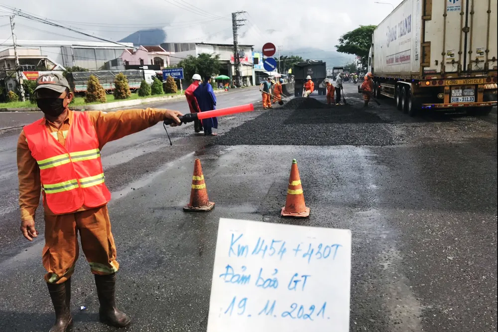 Đơn vị thi công đang thảm nhựa nóng mặt đường quốc lộ 1A