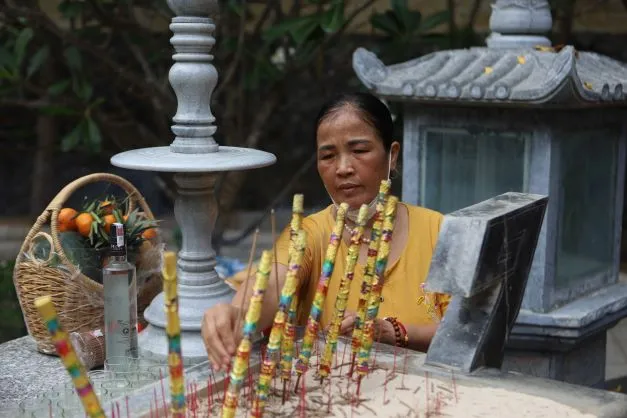 Nhiều đoàn dâng hương tưởng nhớ 64 chiến sĩ Gạc Ma ảnh 1