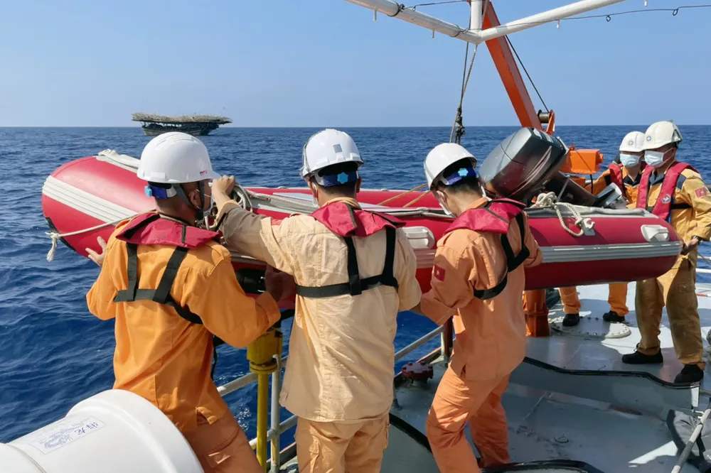 Gần 18 giờ vượt sóng cứu ngư dân bị nạn trên biển ảnh 1