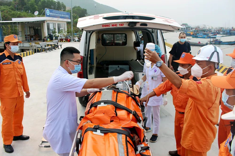 Cứu người nước ngoài bị hôn mê trên biển ảnh 2