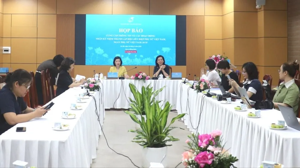 Họp báo thông tin về chuỗi hoạt động lớn nhân dịp kỷ niệm 96 năm ngày thành lập hội và Ngày Phụ nữ Việt Nam 20-10. Ảnh: TH