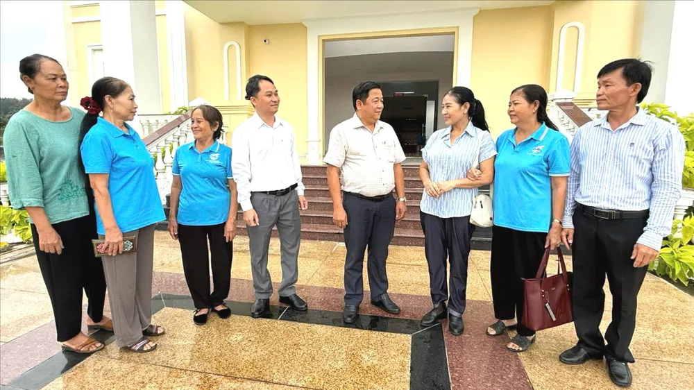 Ông Huỳnh Văn Thọ, Phó Bí thư Thường trực Đảng ủy xã Bắc Tân Uyên trao đổi với đoàn viên, hội viên, người lao động để nắm bắt tâm tư, nguyện vọng