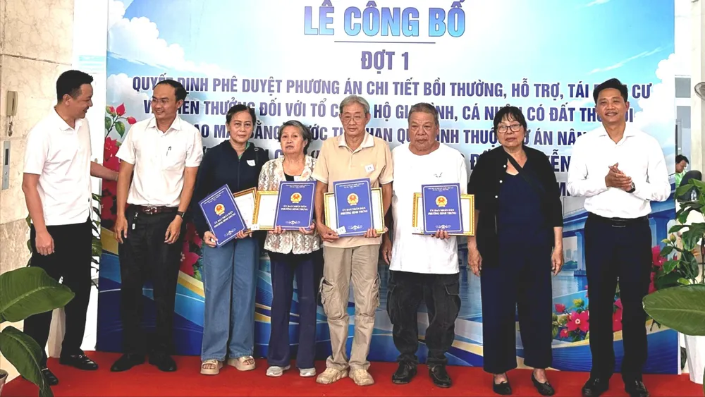 Các tổ chức, hộ gia đình, cá nhân có đất thu hồi bàn giao mặt bằng trước thời hạn được khen thưởng. Ảnh: THANH HIỀN