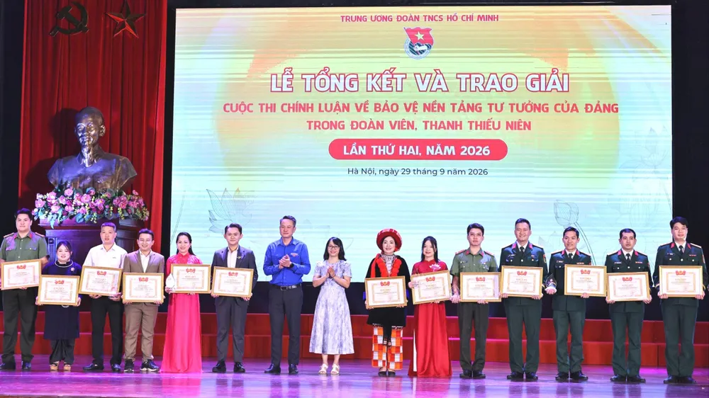 Trung ương Đoàn trao thưởng cho các tác giả đoạt giải trong cuộc thi chính luận về bảo vệ nền tảng tư tưởng của Đảng năm 2026. Ảnh: HẢI ANH