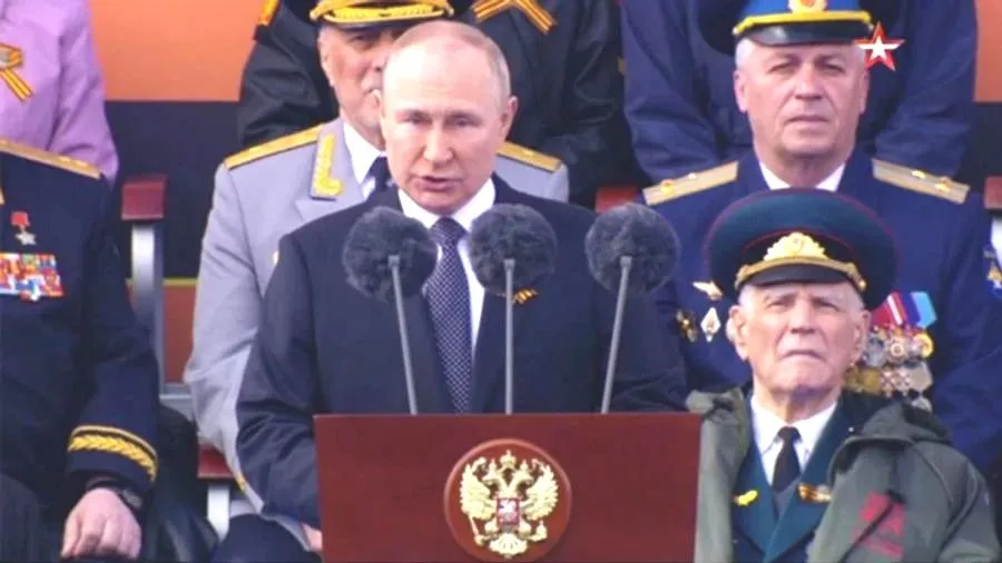 Tổng thống Nga Vladimir Putin vừa ký sắc lệnh tăng quy mô lực lượng vũ trang. Ảnh: pravda.com.ua