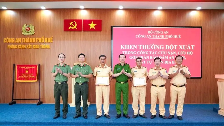 Khen thưởng 2 cán bộ CSGT kịp thời hỗ trợ người dân bị đột quỵ