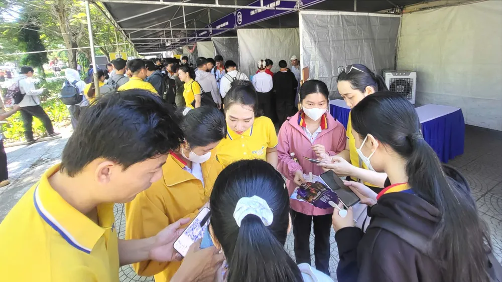 Các bạn trẻ tham gia ngày hội việc làm tại Đà Nẵng. Ảnh: XUÂN QUỲNH 