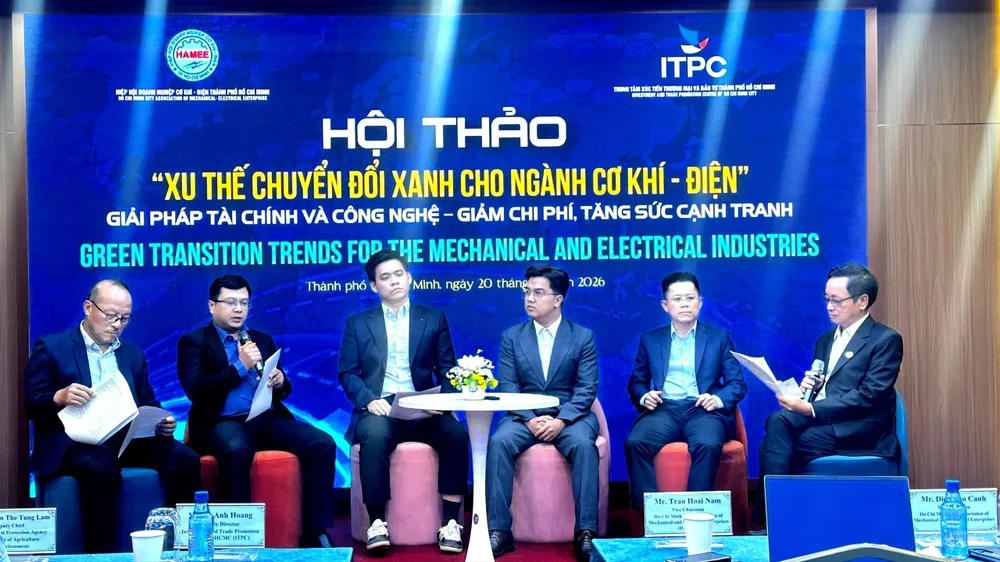 Khách mời tham dự phiên toạ đàm tại hội thảo. Ảnh: THANH DUNG 