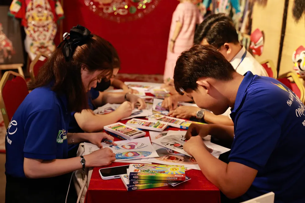 Bạn trẻ tham dự sự kiện.jpg