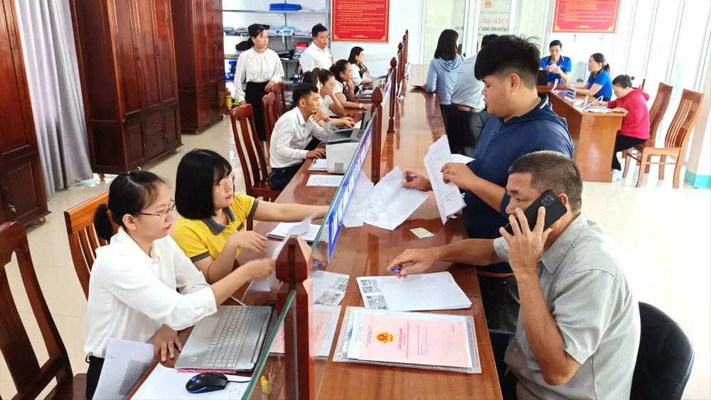 Cán bộ Trung tâm phục vụ hành chính công phường Bàn Thạch (TP Đà Nẵng) hướng dẫn công dân giải quyết thủ tục đất đai