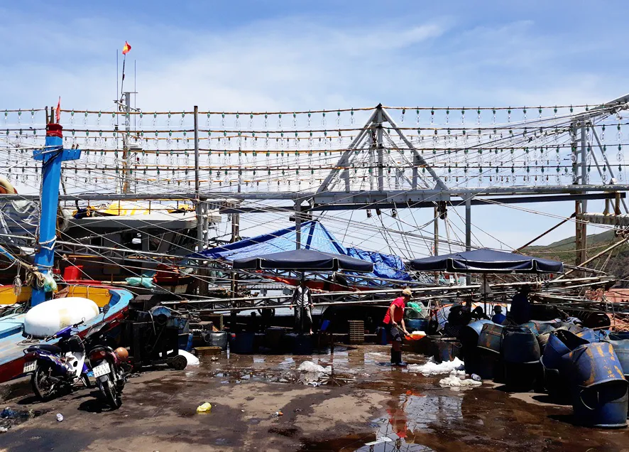 Gặp 10 thuyền viên lênh đênh trên biển một tuần giữa bão Dokasuri ảnh 1