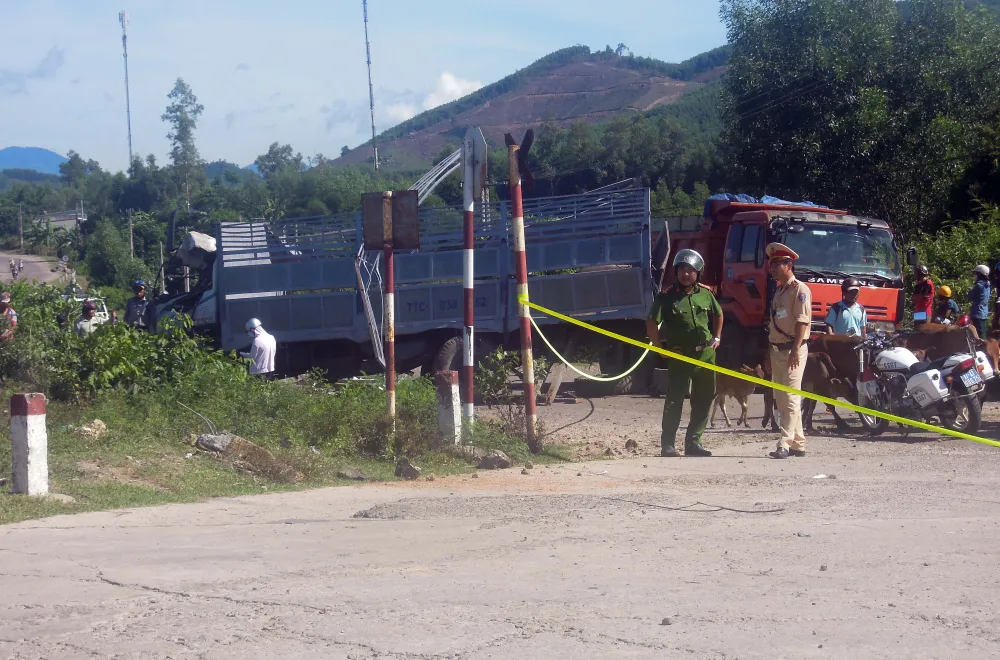 Tàu hỏa húc văng xe tải 20m ảnh 4