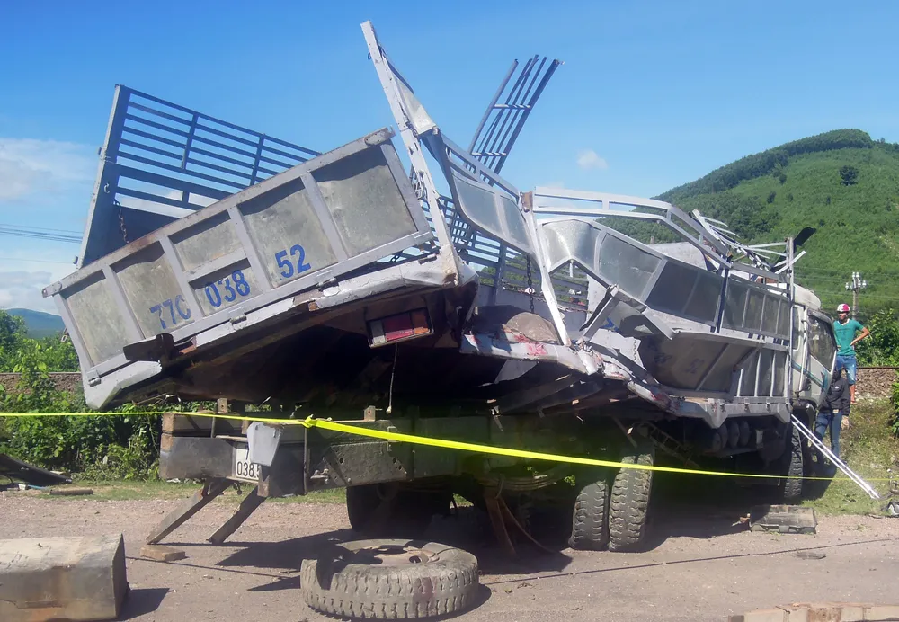 Tàu hỏa húc văng xe tải 20m ảnh 5