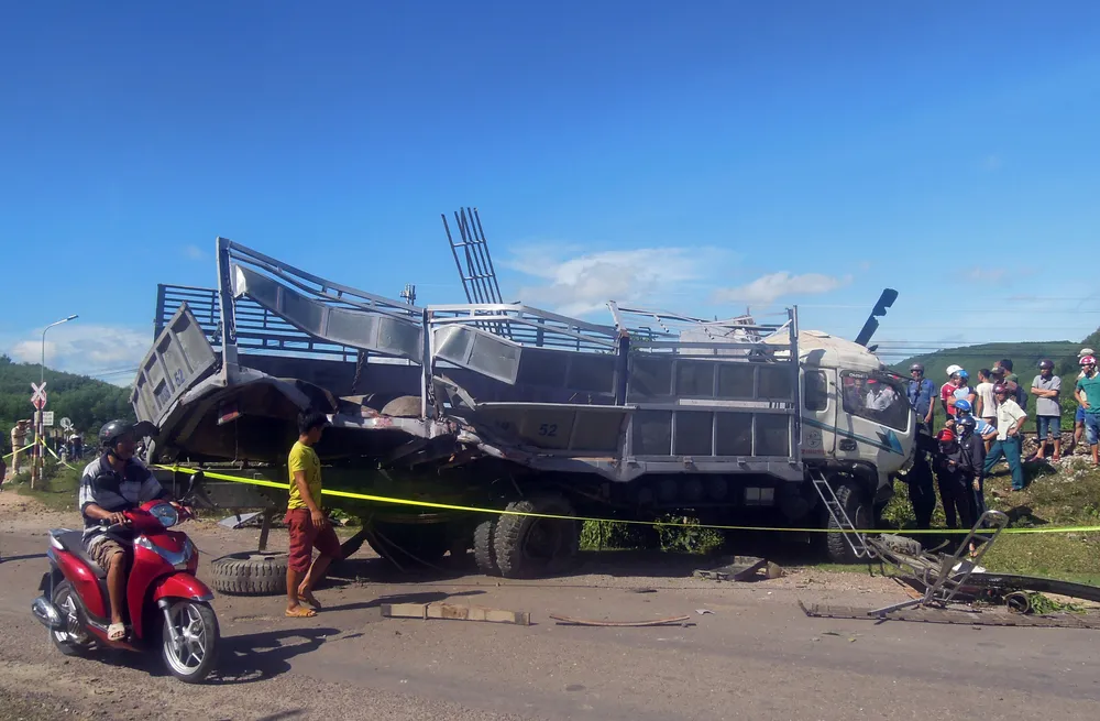 Tàu hỏa húc văng xe tải 20m ảnh 7