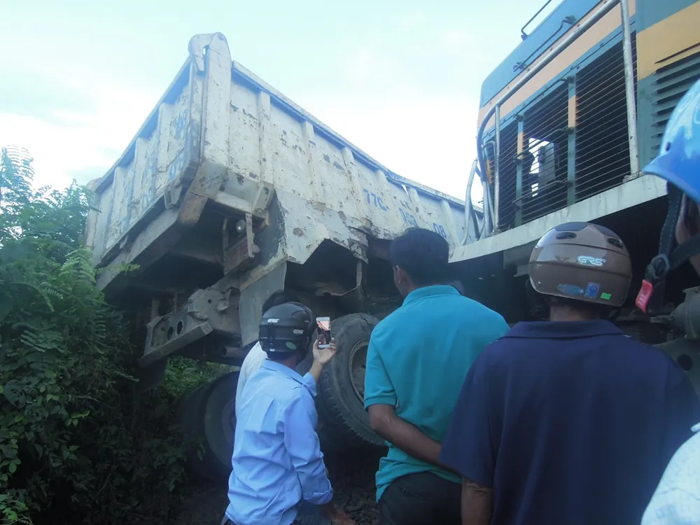 Tai nạn giữa xe ben và tàu hỏa, tài xế xe ben bị thương nặng ảnh 4