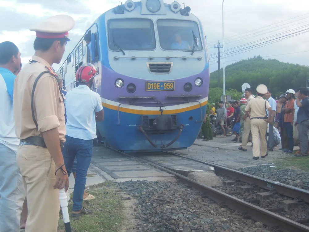 Tai nạn giữa xe ben và tàu hỏa, tài xế xe ben bị thương nặng ảnh 2