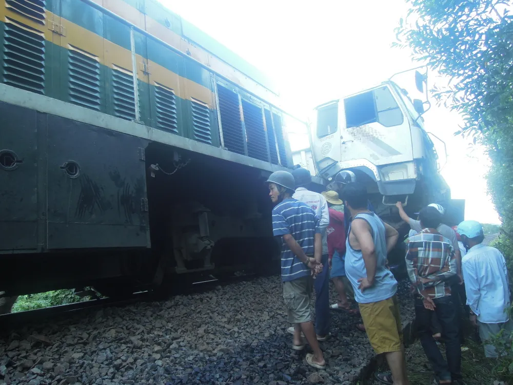 Tai nạn giữa xe ben và tàu hỏa, tài xế xe ben bị thương nặng ảnh 3