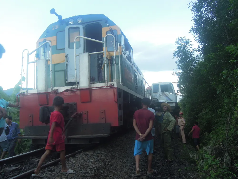 Tai nạn giữa xe ben và tàu hỏa, tài xế xe ben bị thương nặng ảnh 1